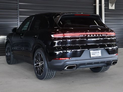 Used 2024 Porsche Cayenne AWD/4WD image 3