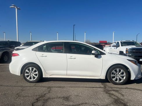 Used 2020 Toyota Corolla LE image 2
