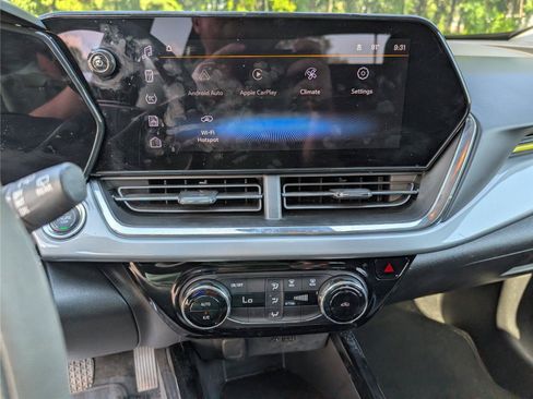 Used 2025 Chevrolet Trax LT FWD image 16