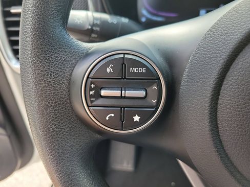 Used 2025 Kia Soul LX w/ LX Technology Package FWD image 17