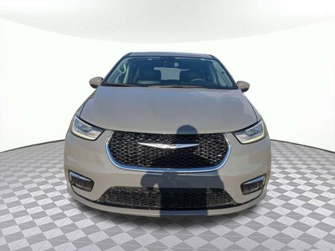 Used 2023 Chrysler Pacifica Touring-L FWD image 9