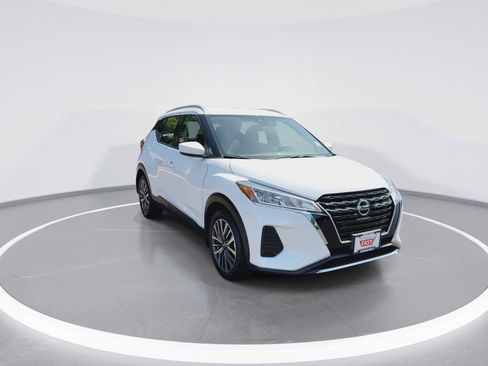 Used 2021 Nissan Kicks SV FWD image 2