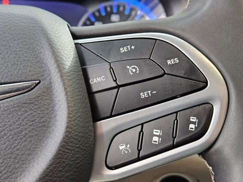 Used 2023 Chrysler Pacifica Touring-L FWD image 20