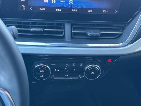 Used 2025 Chevrolet Trax LT w/ LT Convenience Package image 19