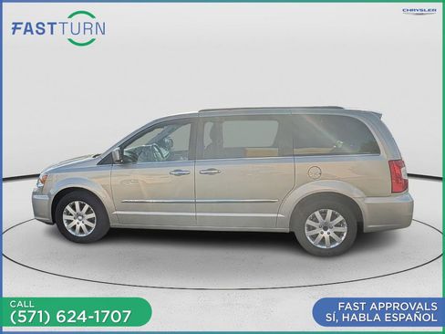 Used 2015 Chrysler Town & Country Touring image 2