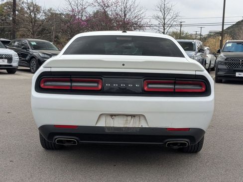 Used 2019 Dodge Challenger SXT image 4