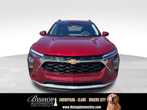 Used 2025 Chevrolet Trax LT FWD image 14