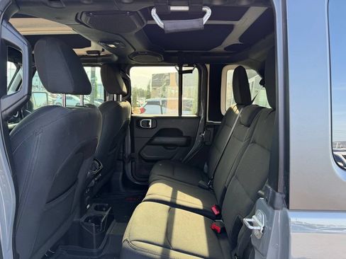 Used 2018 Jeep Wrangler Unlimited Sahara w/ Dual Top Group AWD/4WD image 9