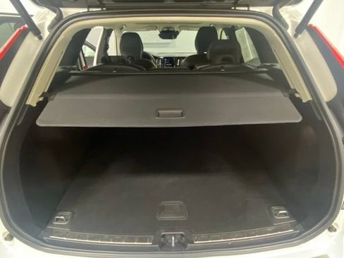 Used 2021 Volvo XC60 T5 Momentum w/ Premium Package AWD/4WD image 9