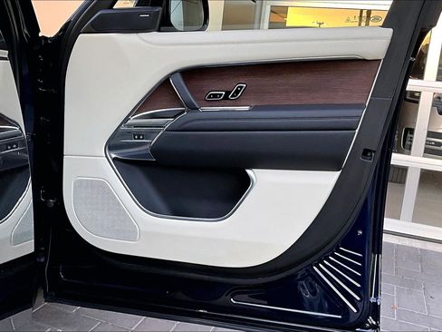 Used 2023 Land Rover Range Rover Long Wheelbase SE image 24