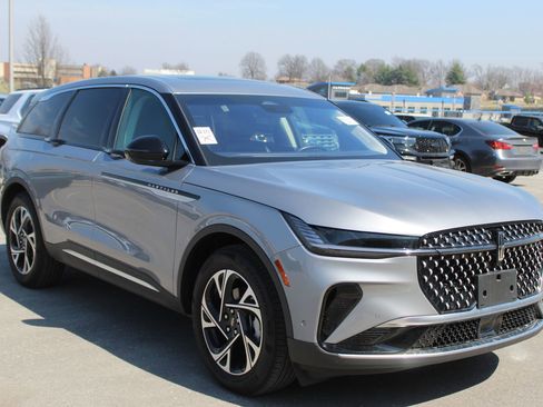 Used 2024 Lincoln Nautilus Premier w/ Equipment Group 102A image 8