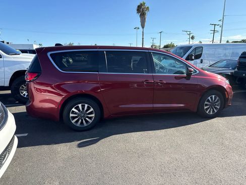 Used 2023 Chrysler Pacifica Touring-L FWD image 7
