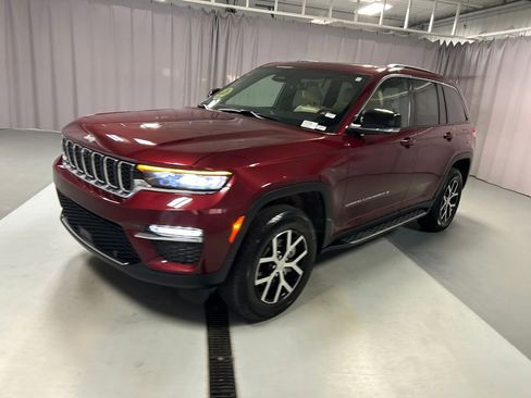 Used 2025 Jeep Grand Cherokee Limited w/ Luxury Tech Group II AWD/4WD image 3