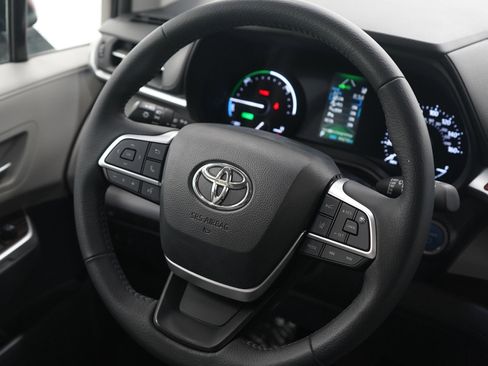 Used 2021 Toyota Sienna XLE image 15