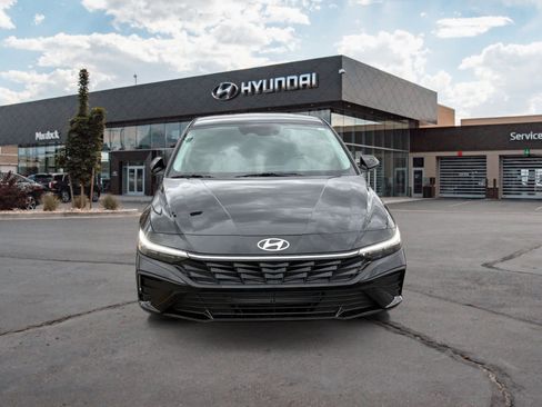 Certified 2025 Hyundai Elantra SE image 8