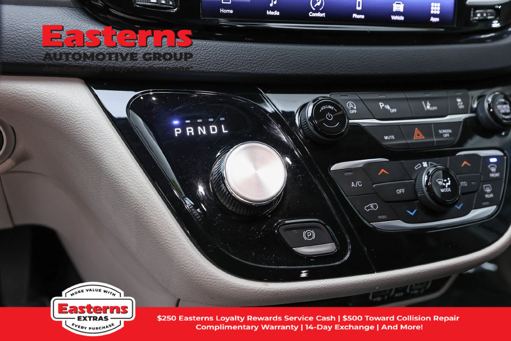 Used 2023 Chrysler Pacifica Touring-L FWD image 14