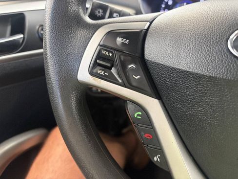 Used 2013 Hyundai Veloster FWD image 17