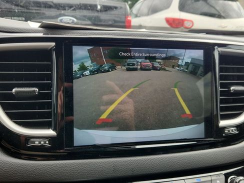 Used 2025 Chrysler Pacifica Select FWD image 17
