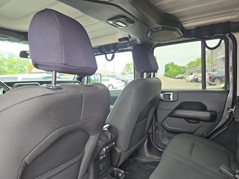 Used 2018 Jeep Wrangler Unlimited Sahara w/ Cold Weather Group AWD/4WD image 14