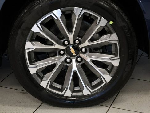 New 2026 Chevrolet Suburban High Country image 3