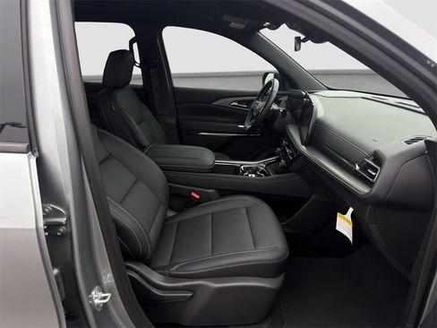 Used 2025 Chevrolet Traverse LT image 18