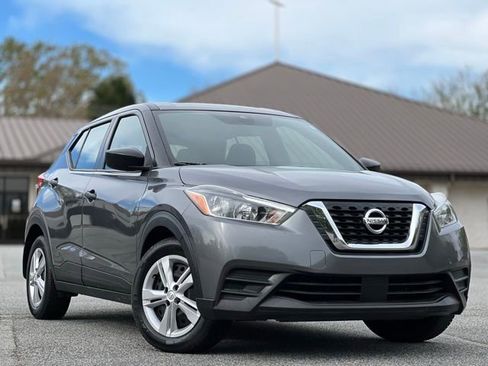 Used 2020 Nissan Kicks S FWD image 3