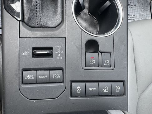 Used 2021 Toyota Highlander XLE AWD/4WD image 22