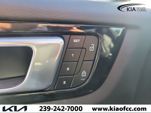 Used 2023 Porsche Cayenne AWD/4WD image 23