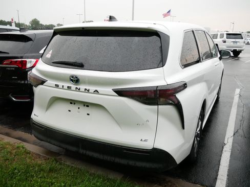 Certified 2025 Toyota Sienna LE FWD image 4