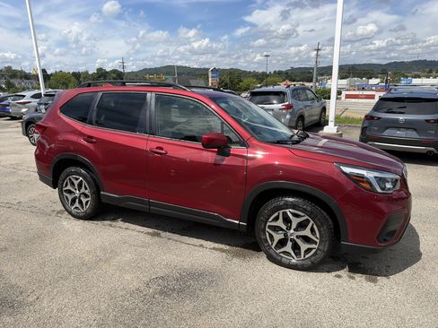 Used 2021 Subaru Forester Premium AWD/4WD image 2