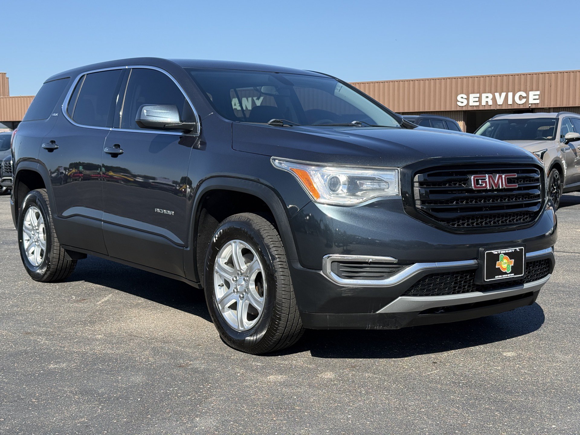 Used 2019 GMC Acadia SLE w/ LPO, Black Accent Package FWD image 2
