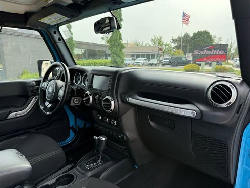 Used 2018 Jeep Wrangler Unlimited Rubicon w/ Cold Weather Group AWD/4WD image 13
