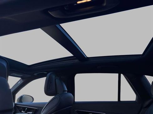 Used 2025 Mercedes-Benz GLC 300 4MATIC image 11