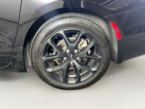 Used 2025 Chrysler Pacifica Limited FWD image 11