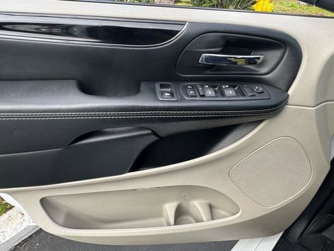 Used 2018 Dodge Grand Caravan SXT image 19