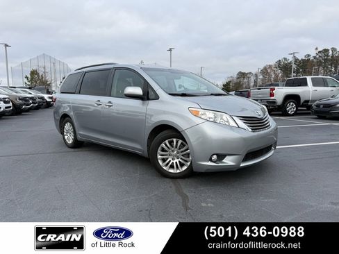 Used 2017 Toyota Sienna XLE image 1