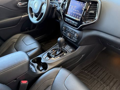 Used 2019 Jeep Cherokee Overland w/ Technology Group AWD/4WD image 17