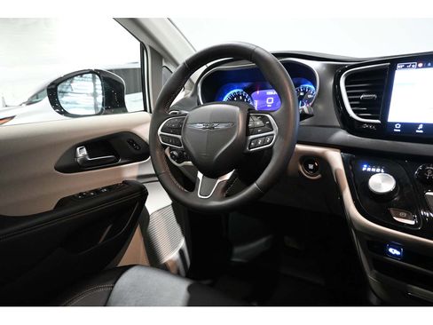 Used 2024 Chrysler Pacifica Touring-L FWD image 26