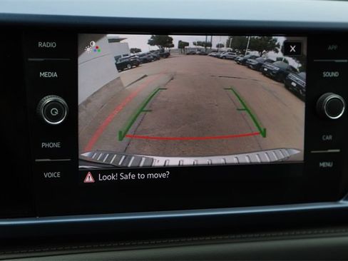 Certified 2024 Volkswagen Taos SE image 18