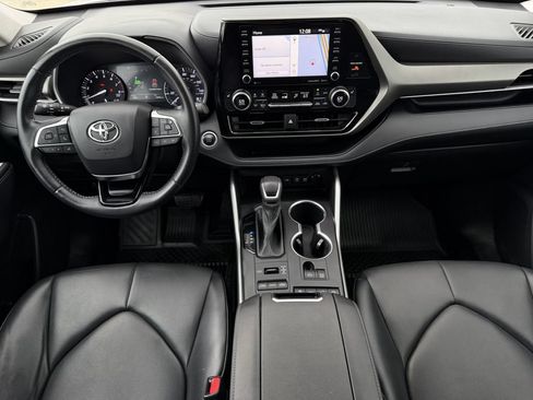 Used 2021 Toyota Highlander XLE AWD/4WD image 11