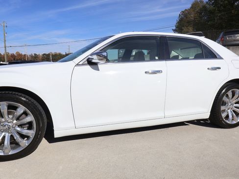 Used 2018 Chrysler 300 Limited image 30
