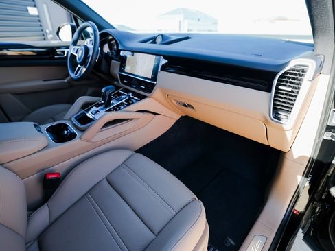 Certified 2023 Porsche Cayenne Platinum Edition image 27