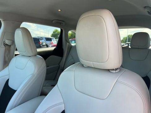 Used 2021 Jeep Cherokee Latitude Plus FWD image 12