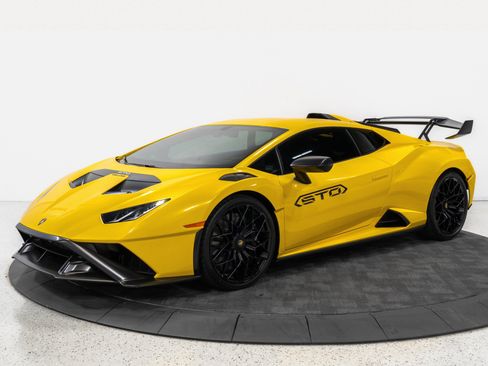 Used 2022 Lamborghini Huracan STO RWD image 3