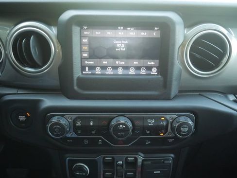 Used 2019 Jeep Wrangler Unlimited Sahara w/ Cold Weather Group AWD/4WD image 5