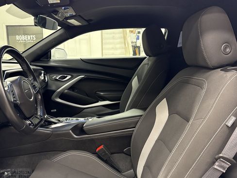 Used 2024 Chevrolet Camaro LT w/ Technology Package image 5