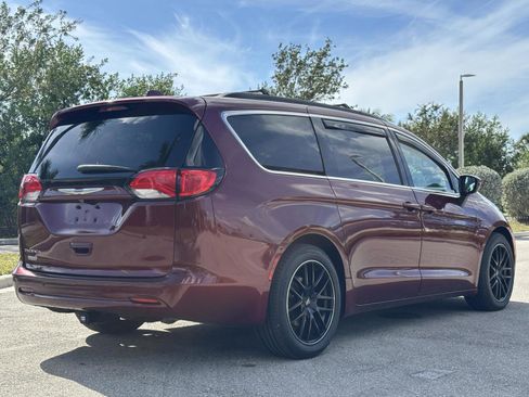 Used 2017 Chrysler Pacifica Touring image 8