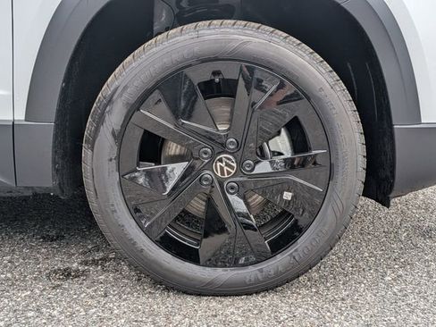 New 2026 Volkswagen Taos SE FWD image 11