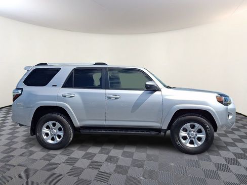 Used 2022 Toyota 4Runner SR5 AWD/4WD image 10