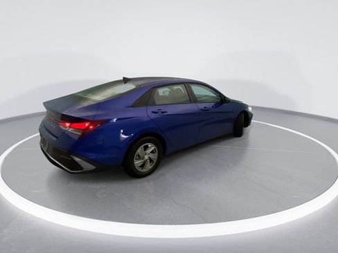 Used 2025 Hyundai Elantra SE FWD image 6